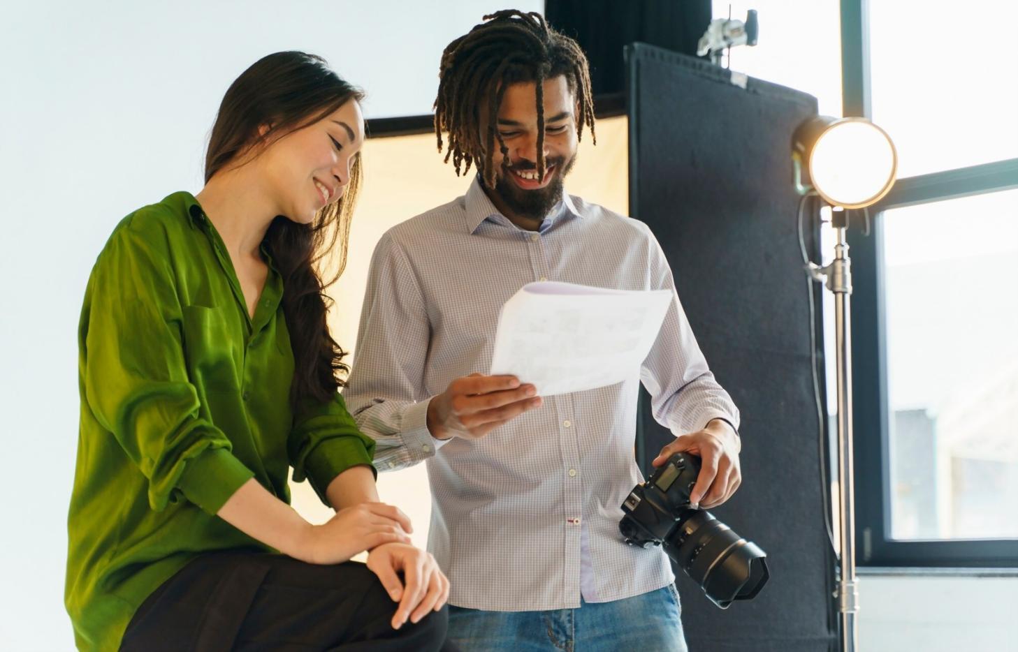 Teilnehmer arbeiten gemeinsam an Budgetplänen